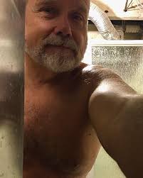 Bed time selfie gone wrong. #nightnight #sweetdreams #monalisawannabe  #mondaydone✔️ #sendingpositivevibes