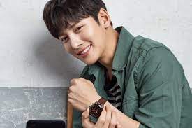 Jika menyebut kata kata ganteng di sini, pasti artis yang berperan sebagai gu jun pyo dalam serial boys before flowers ini termasuk salah satu artis terganteng di korea. 10 Aktor Korea Paling Bersinar Di 2017 Aktingnya Bikin Meleleh