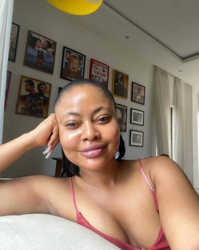 1. Skin was behaving. Praise be. 2. Mirror selfie. Check. 3. Abeokuta  paparazzi. 4. Did my make up myself. Sent my make up artist a video.  Someone tell her, I'm coming for