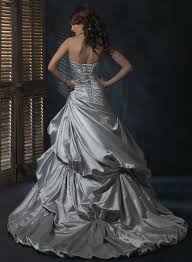 Bei uns findest du zahlreiche liebevoll gebrauchte brautkleider, die auf eine weitere zukünftige braut warten, die sie beglücken dürfen. Maggie Sottero Wedding Dresses