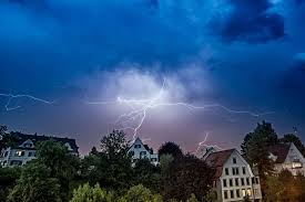 Zusätzlich installiert der elektriker im haus einen inneren blitzschutz. Hauser Vor Blitz Und Uberspannung Schutzen Themen Lokalmatador