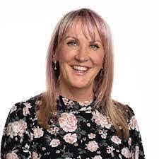 Deirdre Hewitt's Instagram, Twitter & Facebook