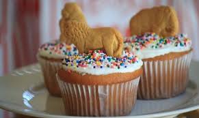 Easy But Effective Animal Biscuits On Cupcakes Perfect For A Zoo Party Circus Party Or Jungle Zoo Birthday Party Animal Birthday Party Birthday Party Food