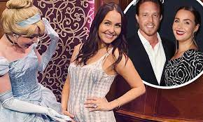 Parmi les invités, son partenaire à l'écran dans le show d'abc, jessica capshaw , qui joue le dr. Grey S Anatomy Star Camilla Luddington And Husband Matthew Alan Are Expecting Baby Number Two Daily Mail Online