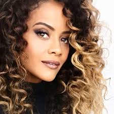 Imagens da atriz Aline Borges