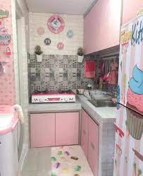 Desain kitchen set minimalis murah berikut masih salah satu keunggulan dari kitchen set minimalis murah seperti gambar di atas adalah dibandingkan dengan kitchen set versi tanam, kitchen set minimalis versi ini terlihat lebih lenggang. Desain Dapur Pink Dekorasi Rumah