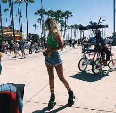 Roller Skating In Venice Beach California Venicebeach Summer Blonde Roller Skating Outfits California Outfits Girls Roller Skates