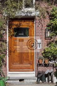 Schnelle verfügbarkeit, kompetente beratung, sichere bestellung. Brown Holztur Eines Backsteinhauses Mit Einem Garten Stiefel Fototapete Fototapeten Backstein Haus Doorhandle Haustur Myloview De