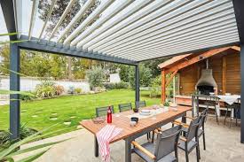 Adossée ou autoportante, la pergola bioclimatique constitue un parfait compromis entre le store banne et la véranda. 7 Criteres Pour Bien Choisir Une Pergola Gustave Rideau