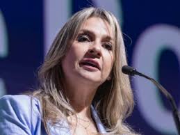 Vicky Dávila aclaró que la propuesta de eliminar el salario mínimo, hecha  por un miembro de su equipo, “no se ha incorporado ni se incorporará a este  proyecto ciudadano”