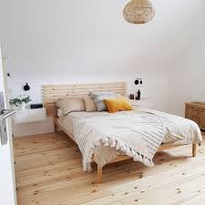 Deze diy is zelfs makkelijk in je eentje te maken. Neues Diy Neues Kopfteil Aus Fussbodendielen Ike