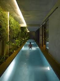 A Paredenque Esta Encostada Na Rua Pode Ser Assim Feita De Verdes Indoor Swimming Pool Design Pool Houses Indoor Swimming Pools