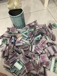 Tabung haji adalah salah satu institusi kewangan yang aku gunakan untuk simpan duit. Faizsam No Twitter Patut Laa Nk Masuk Duit Dlm Tabung Tak Boleh Dah Penuh Rupannya Sapa Boleh Teka Berapa Saya Bagi Sekeping