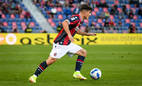 Lautaro martinez fights for the ball in genoa vs intertwitter (@inter). Odaoop6adzlf3m