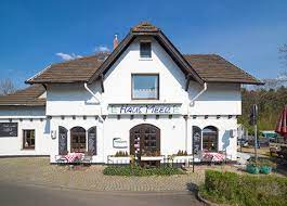 De halte wordt naast de sneltram ook bediend door een aantal buslijnen. Restaurant Haus Meerr Meerbusch Telefon Adresse
