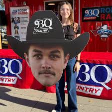 It sounds like the Rodeo Radio Station! #93qcountry! @rodeohouston  #counteymusic #countey