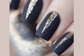 Negro mate esmalte de uñas cuidados con las uñas de color negro. Disenos De Unas Color Negro Y Dorado