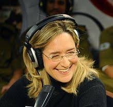 אילנה דיין היא מבכירי העיתונאים בארץ, עיתונאית ושדרנית רדיו וטלוויזיה, בעלת תואר דוקטור למשפטים. Ilana Dayan Wikipedia