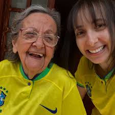 1 ano sem você 👵🏻♥️ 1 ano sem minha alma gêmea, minha metade, minha  Rainha 👑 Saudade do seu cheiro ! Saudade do melhor abraço do mundo!  Saudade de morder a “bisnaguinha” !