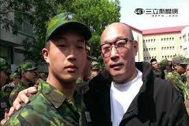 看見媽媽喲 妳的辛苦妳的淚 我也不會講 我的心肝真艱苦 想要對你講 在這世界上 只有妳會凍使我來悲傷 陪子來出門 才知影母親的慈祥 請你原諒我 這個矇懂的孩兒 日日的期待 夜夜的等待 甲乎妳身體一日一日壞 風風雨雨我嘛經過了這多年 媽媽不驚風雨陪伴我身邊 浪子回頭看見媽媽的慈淚. S5 éŠæˆ²é¤¨