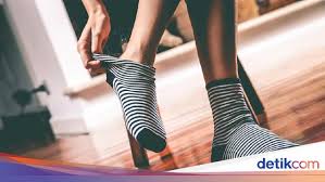 Hanya gunakan salah satu kaki terkuat saja, kombinasikan kecepatan dan energi saat teknik awalan yakni dengan memajukan pinggul dengan keras ke depan, memutar tangan, atau memposisikan kaki. Viral Di Medsos Seorang Wanita Nyaris Jadi Korban Fetish Kaus Kaki