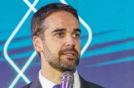 Eduardo Leite condena Lula e Bolsonaro: 'Ninguém está pensando no país'