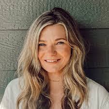 Lora Frey's Instagram, Twitter & Facebook