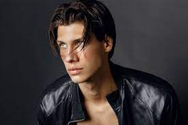 Coiffure homme johnny depp raie au milieu. Coupe De Cheveux Homme Tendance 2020 2021 En Quelques Propositions