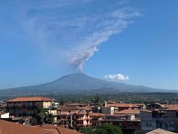 Il centro delle sorgenti del tremore. Etna Esplosioni Di Cenere E Attivita Stromboliana Dal Cratere Di Sud Est Foto Liveunict