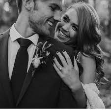 Cute Simple Couple Pose For Weddings Or Engagements Wedding Couple Poses Wedding Picture Poses Wedding Photos