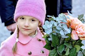 La princesse Estelle de Suède commence malheureusement l'année avec des  béquilles