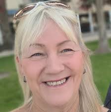 I'm wanting to get my hair from black to a darker copper, with new  extensions, recommendations please 🥰 something like the colour below