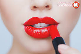 Di tengah pandemi ini, mau tidak mau setiap orang harus menerapkan kebiasan baru dan patuh terhadap protokol kesehatan yang berlaku. Cara Mewarnakan Bibir Dengan Gincu Merah