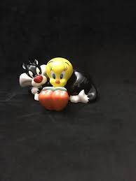 Tweety Bird Salt And Pepper Shakers Sylvester And Tweety Bird Love These Set Salt And Pepper Shakers Salt And Pepper Set Salt Pepper Shakers Salt Pepper Shakers