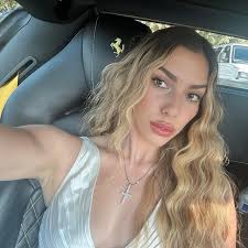 Mandi Rose's Instagram, Twitter & Facebook