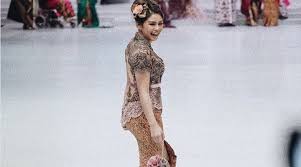 Ra kartini merupakan salah satu pahlawan indonesia yang menjembatani kebangkitan annisa pohan tampil cerah dengan kebaya kuning dan bawahan kain batik nuansa gimana nih, cantik banget kan selebriti yang tampil berkebaya di hari kartini kali ini? Cantik Bsr Kebaya Dan Ber Kemban Kain Jarek Di Hari Kartini 61 Ide Gadis Kemban Jarik Batik Di 2021 Gadis Wanita Kemben Sementara Itu Pada Captionnya Felicia Mengungkapkan Kekagumannya Kepada