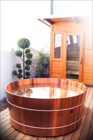 Eine richtschnur spannen und die anzahl und positionen der pfosten festlegen. Die Holzbadewanne Balubad