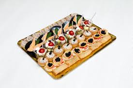 Apoi ornam farfuria cu felii de somon afumat. Platou Sidef Platouri Cluj Platou Aperitive Cluj