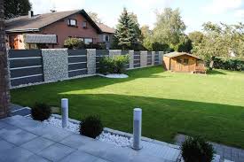 Terrasse In Betonsteinplatten Mit Kiesbeet In 2020 Kiesbeet Garten Grundriss Kleiner Garten Plane