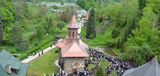 Arsenie boca a reușit cu ajutorul altor localnici să sape o scobitură în stâncă având o înălțime de 1 65 1 75 de metri și o lățime de 80 de centimetri. Sarbatoare Mare La Mormantul Lui Arsenie Boca Ce Trebuie Sa Faca