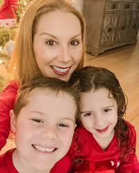 🎄The winner has been notified!🎄 I've partnered with @disneyonice in  Cleveland to gift one of you a Family 4 pack of Tickets for Opening Night,  Friday, January 7 at 7pm! Winner will