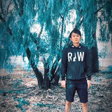 Listen to 周興哲Eric [永不失聯的愛Yong Bu Shi Lian De Ai] Ken Wee Cover by Wee Chow  Ken in new playlist online for free