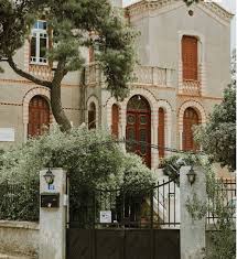 Οικία Ιωάννη Μεταξά, Κηφισιά.Κεντρικη είσοδος ,σαλόνι υποδοχής Ιταλού  πρέσβη,γλυπτό στον κήπο .Πηγή , Καθημερινή.