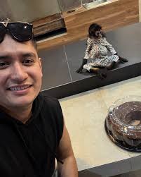 El de la beca: porque no tira esos huesos? -Yo: es mi carnalito