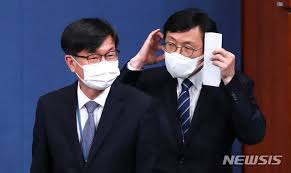 어릴 적부터 몸이 약했던 그는 어느 날 노도사가 그려 주고 간 산수화를 보고 바보가 된다. Rk96xlt0y6jvtm