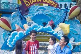 Harga tiket masuk ke gerbang utamanya hanya dibanderol sekitar enam hingga sepuluh ribu rupiah saja, tergantung kendaraan apa yang kalian gunakan. 10 Tempat Wisata Di Jakarta Yang Ramah Anak Cocok Untuk Liburan Keluarga Blog Hotel Bobobox Indonesia