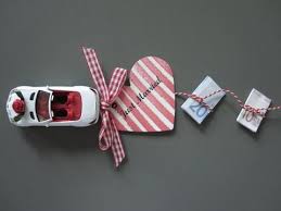 Einfach Einen Faden An Ein Spielzeugauto Binden Und Das Geld Daran Befestigen Tolles Geldgeschenk Geschenke Geldgeschenke Hochzeit Geldgeschenke
