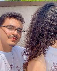 São 2 anos de um amor, Que podia virar manchete, E o brilho dos teus  cachos, Combinou com meu topete, O teu zelo e teu cuidado, É o que tem me  acalentado, Eu era o centro do universo, E agora em ti ...