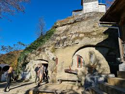 Manastirea poarta hramul izvorul tămăduirii (vinerea după sfintele pasti. Triunghiul Bisericilor Rupestre Din Arges Corbii De Piatra Namaiesti Cetatuia Negru Voda