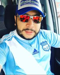Nuestro sentido pesar a familiares y amigos de nuestro amigo Ronald Vélez  Saltos. Azul de corazón. El siempre quiso unir a la hinchada. Organizar  banderazos, temas musicales, programas para difundir a Emelec.
